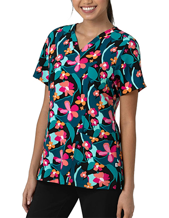 WonderWink Women's Fitted 3-Pocket V-Neck Print Scrub Top in WONDERFULLY WILD